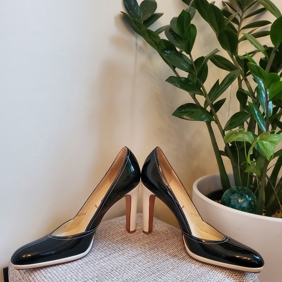 Miu Miu Black Patent Leather Round-Toe Pumps - Picture 3 of 6